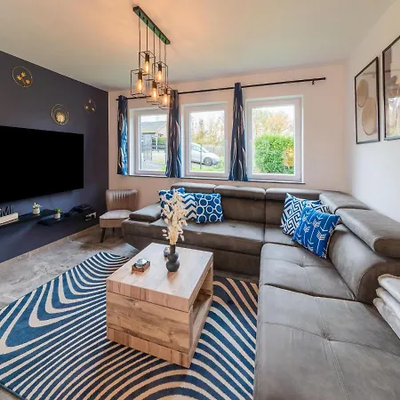 Σπίτι διακοπών In With Fenced Garden *