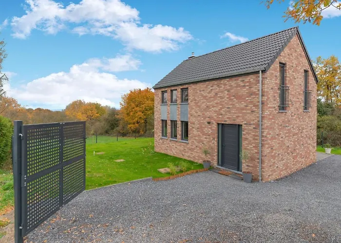 In With Fenced Garden Noiseux