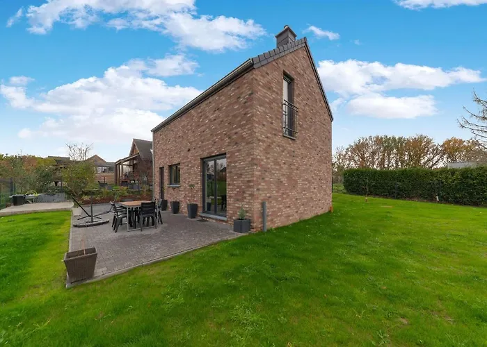 In With Fenced Garden Noiseux