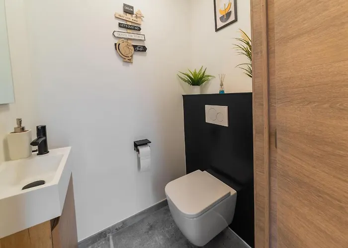 In With Fenced Garden Noiseux